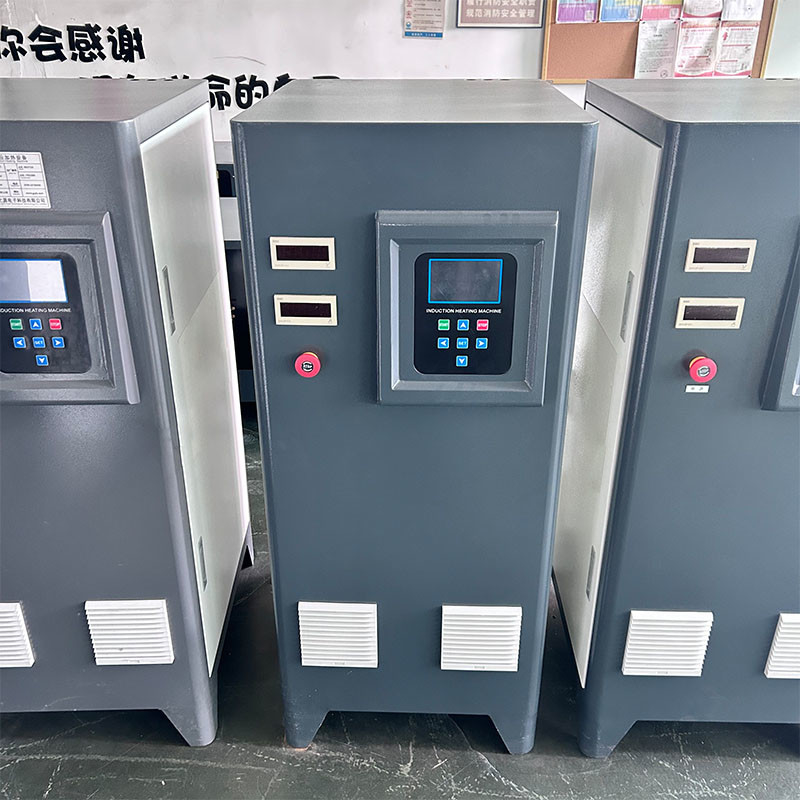 Machine de traitement thermique par induction à large plage de fréquences pour différents métaux et désir d'effet de remuage