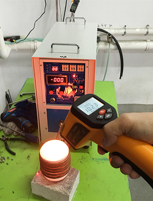 7.5L/Min Induction Heating Equipment Melting éteignant la machine à haute fréquence